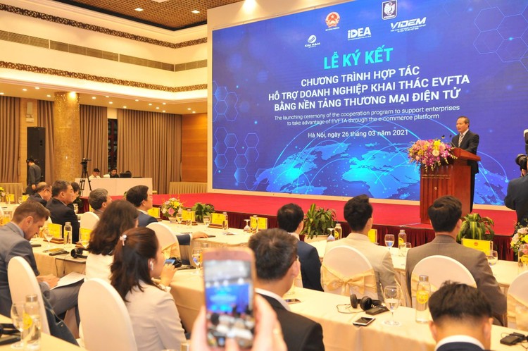 Thứ trưởng Bộ Công Thương Cao Quốc Hưng phát biểu tại Lễ ra mắt Chương trình hợp tác hỗ trợ doanh nghiệp khai thác EVFTA bằng nền tảng thương mại điện tử. Ảnh: MK