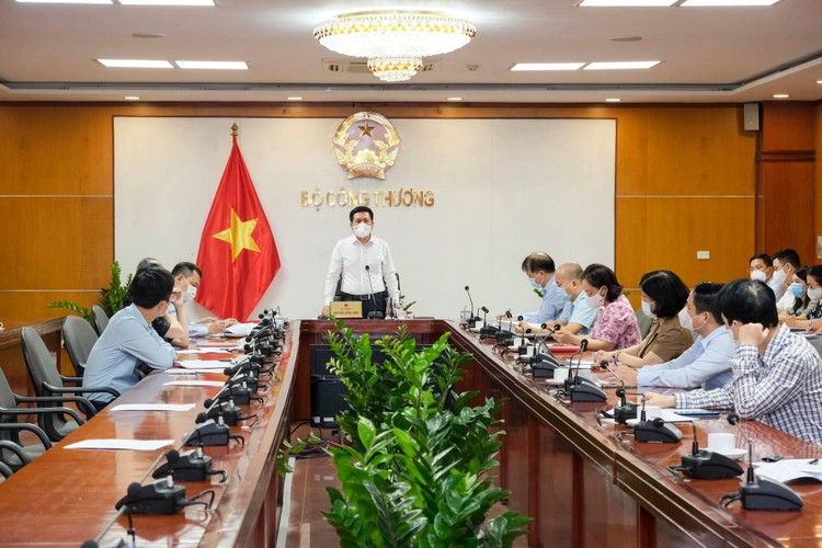 Bộ trưởng Bộ Công Thương Nguyễn Hồng Diên phát biểu tại Hội nghị trực tuyến giữa Bộ Công Thương và Lãnh đạo tỉnh Bắc Giang sáng ngày 25/5/2021 (ảnh: MK)