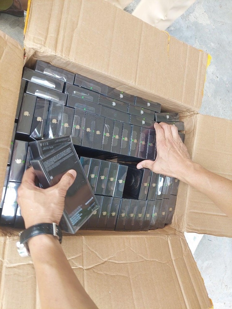 Một trong số các thùng carton được chức năng phát hiện bên trong có 7.598 cái điện thoại di động các loại gồm các nhãn hiệu: iPhone, Samsung... có dấu hiệu nhập lậu (ảnh: MOIT)
