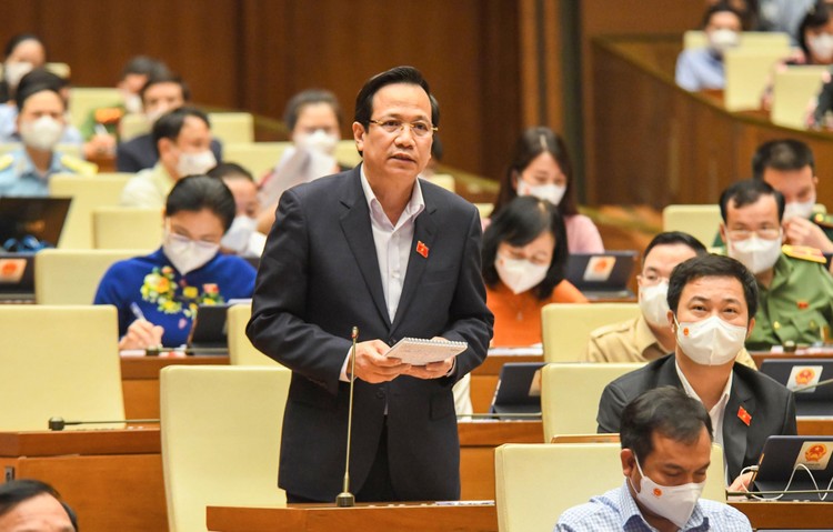 Bộ trưởng Bộ Lao động, Thương binh và Xã hội Đào Ngọc Dung báo cáo trước Quốc hội (ảnh: QH)