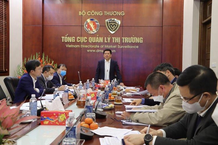 Bộ trưởng Bộ Công Thương Nguyễn Hồng Diên chủ trì cuộc họp về tình hình cung ứng xăng dầu chiều ngày 9/2/2022 (Ảnh: MK)