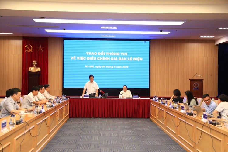 Ông Võ Quang Lâm - Phó Tổng giám đốc Tập đoàn Điện lực Việt Nam (EVN) trao đổi, làm rõ thông tin về việc điều chỉnh giá bán lẻ điện tăng 3% kể từ ngày 4/5/2023