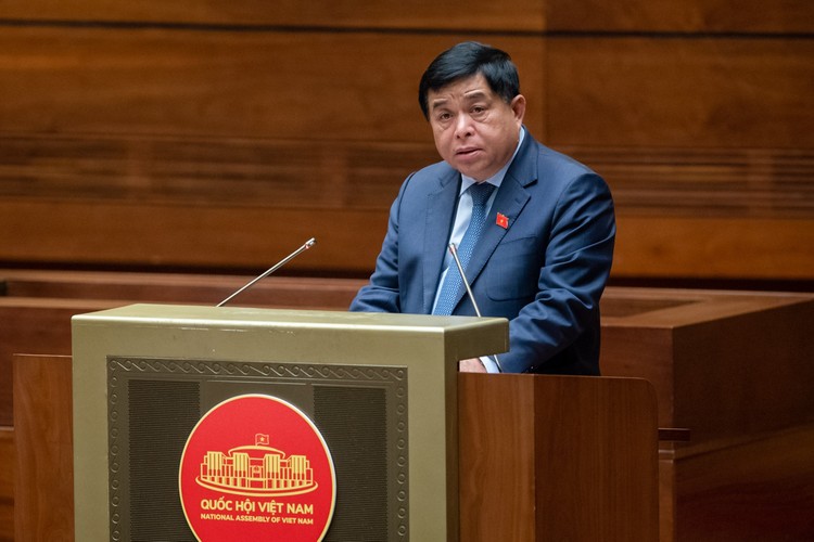 Bộ trưởng Bộ Kế hoạch và Đầu tư Nguyễn Chí Dũng trình bày Tờ trình của Chính phủ về việc điều chỉnh chủ trương đầu tư Dự án (ảnh: QH)
