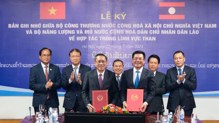 Lễ ký kết hợp tác trong lĩnh vực than giữa Bộ Công Thương Việt Nam với Bộ Năng lượng và Mỏ Lào (ảnh: CT)