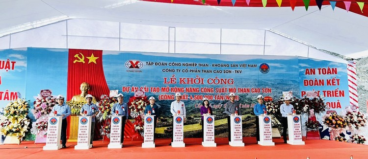 Các đại biểu tham dự bấm nút khởi công Dự án Cải tạo mở rộng nâng công suất mỏ than Cao Sơn 