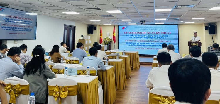 Ông Bùi Minh Tân, đại diện Tổng công ty Điện lực TKV thông tin về Dự án Nhà máy Nhiệt điện Na Dương II và Gói thầu số 28 - Gói thầu EPC Nhà máy chính 