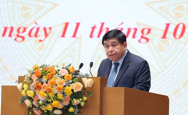 Bộ trưởng Bộ Kế hoạch và Đầu tư Nguyễn Chí Dũng báo cáo tình hình hoạt động của doanh nhân, doanh nghiệp tại Hội nghị