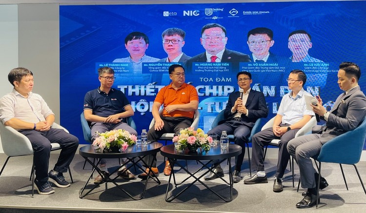 Các đại biểu tham gia Tọa đàm Thiết kế chip bán dẫn cơ hội mới - Tương lai mới ngày 13/4, tại Hà Nội