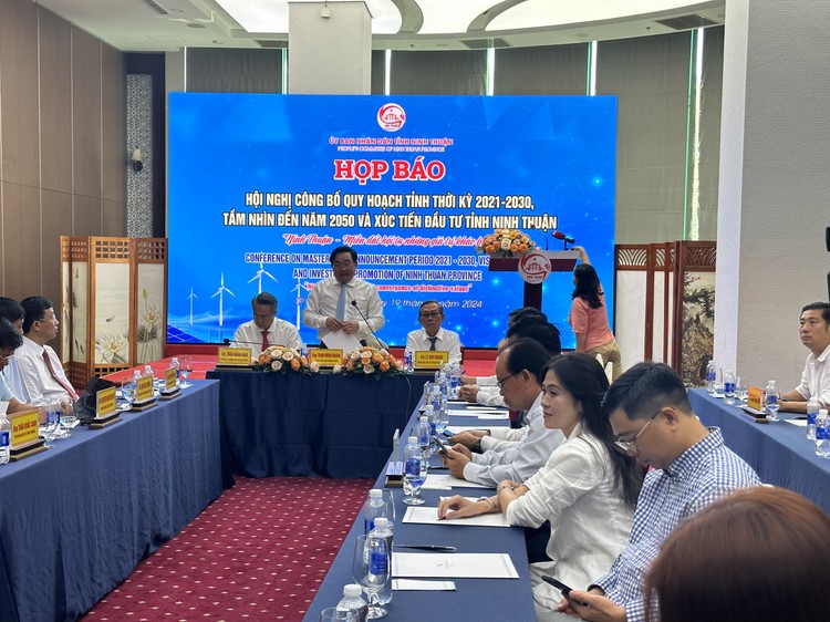 Lãnh đạo tỉnh Ninh Thuận giới thiệu nội dung Hội nghị Công bố Quy hoạch tỉnh Ninh Thuận thời kỳ 2021 - 2030, tầm nhìn đến năm 2050 và xúc tiến đầu tư. Ảnh: Ngọc Tuấn